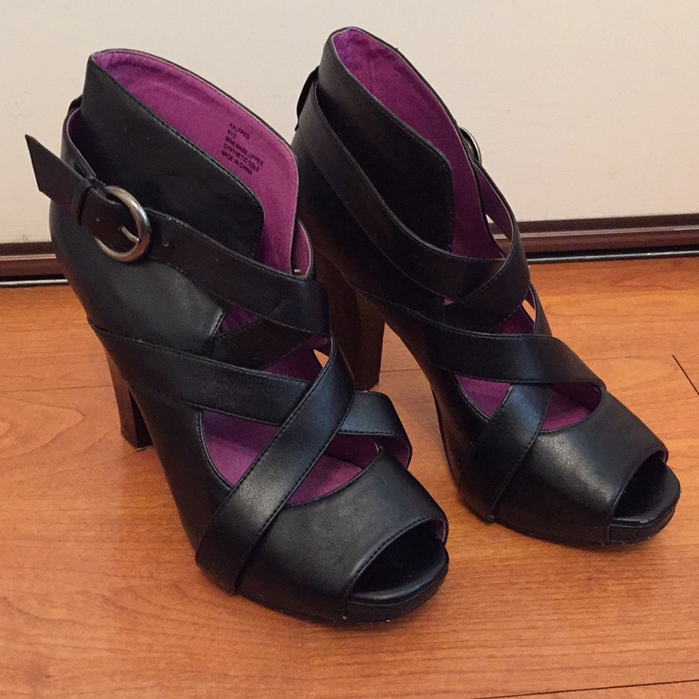 Madden black wedges.